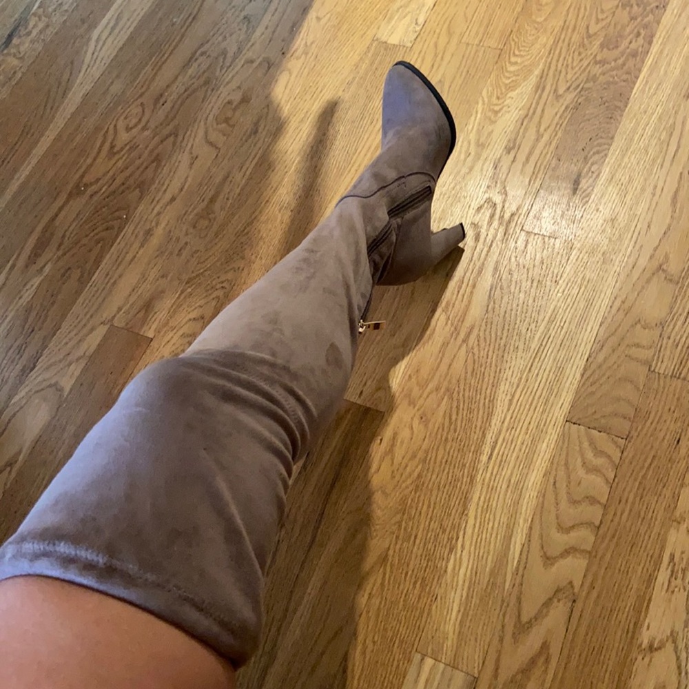 Over the knee sandy tan color 4 inch heel only worn 1 time in perfect condition